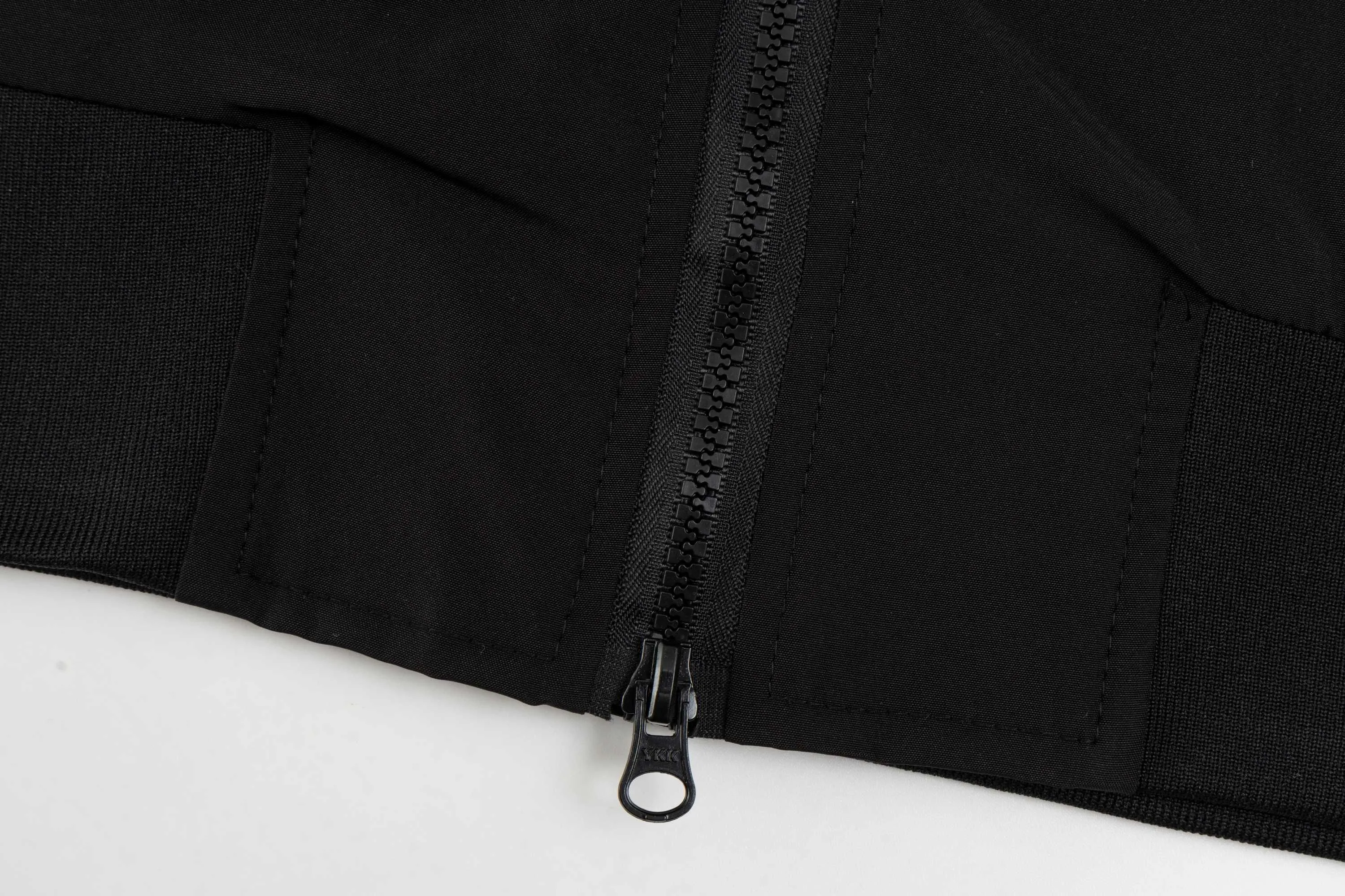 🅿️370 model number SL41 Raff old money style stand-up collar with small logo embroidery on the chest, old cadre pull-up jacket. The same style for couples. No pilling, no fading, comfortable and breathable. The details on the official website are the same. Full set of packaging. Three labels are complete. The main mark is customizable. The fabric is double-layer embryonic cotton. Windproof design. The texture of the jacket fabric is very good. Versatile. It can be worn up to 200 pounds without pressure. The upper body is comfortable and stylish. Size S-XL